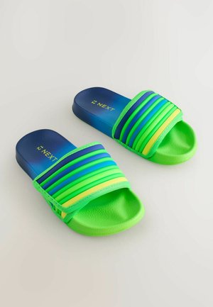 Zaļas un zilas slidēšanas sandales ar teksturētu zolīti un daudzkrāsainu svītrainu augšdaļu. Ir austs siksniņu un apaļš dizains.