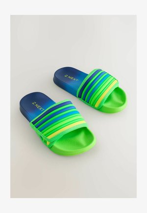 Sandalias deslizantes en verde y azul con suela texturizada y parte superior a rayas multicolores. Presentan una correa tejida y un diseño redondeado.
