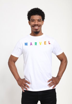 MARVEL SIMPLE LOGO EMB - Camiseta estampada - white