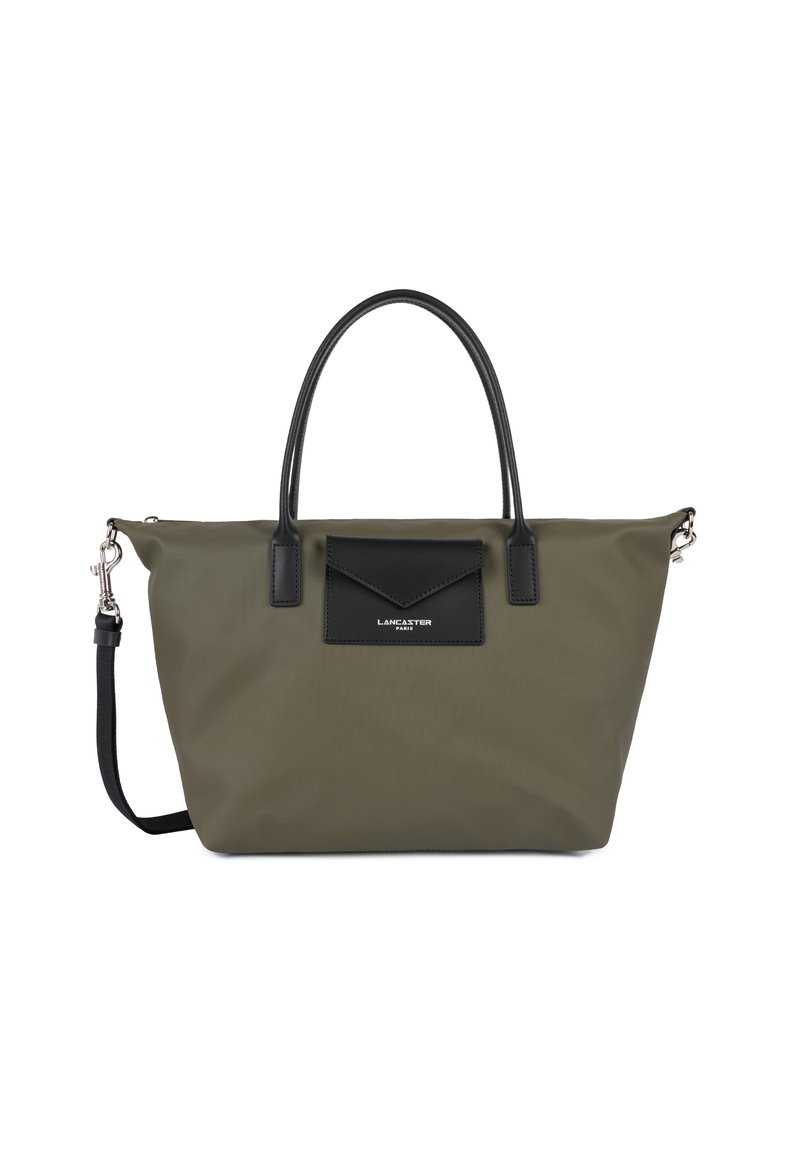Borsa tote in nylon verde oliva con dettagli in pelle nera, doppi manici, una tracolla removibile e una tasca con patta sul davanti.