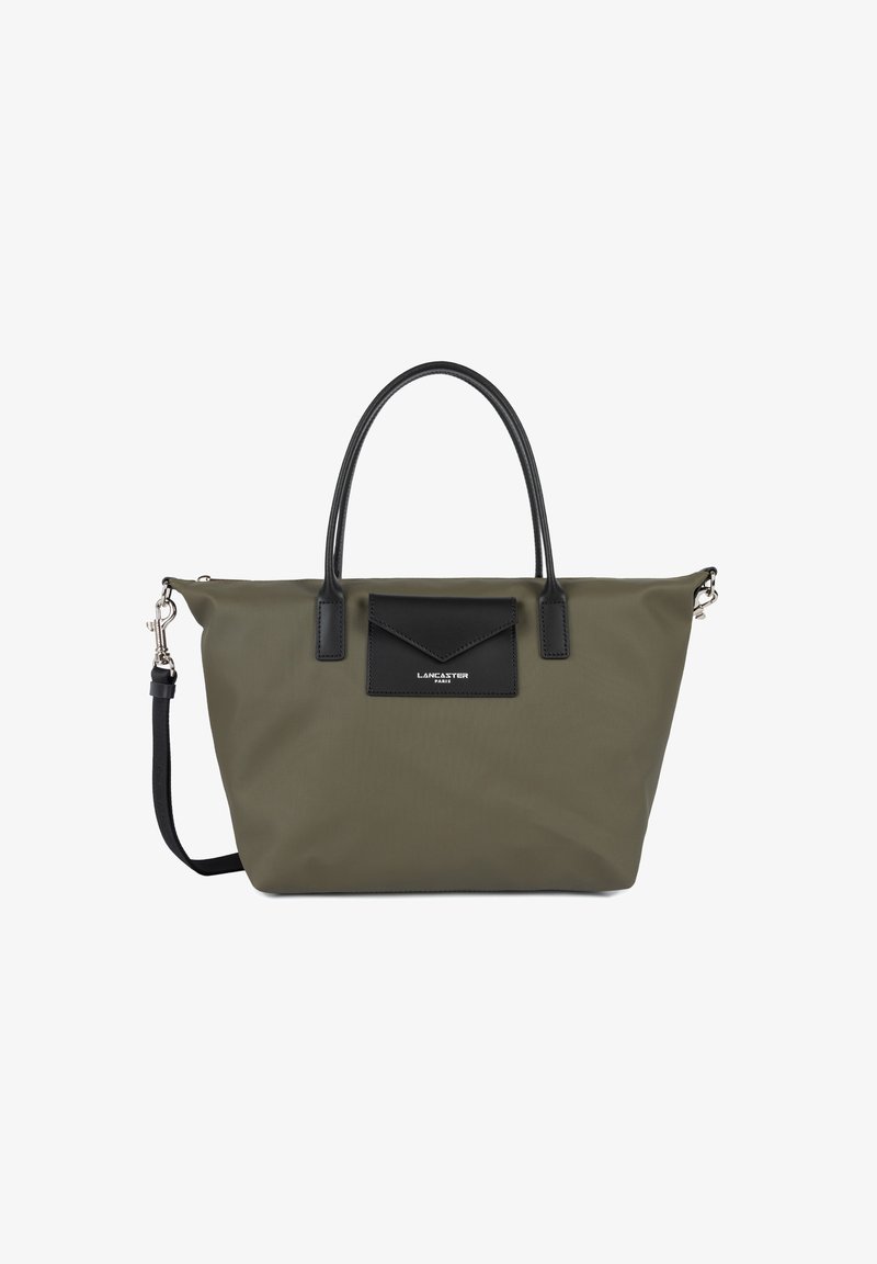 Sac en nylon vert olive avec des accents en cuir noir, double poignées, une bandoulière amovible et une poche à rabat à l'avant.