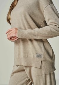 YOU LOOK PERFECT BELLA - MERINO LONG SLEEVE SWEATER WITH ROUND NECK - Strickpullover - taupe