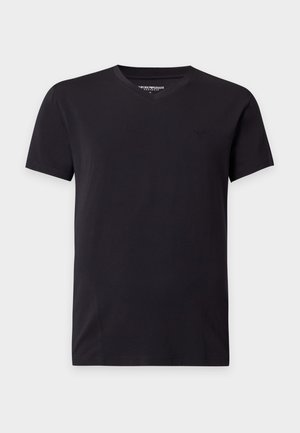Απλό μαύρο T-shirt με κοντά μανίκια και V-λαιμόκοψη με μικρό διακριτικό λογότυπο στο αριστερό στήθος, εμφανισμένο σε ουδέτερο γκρι φόντο.