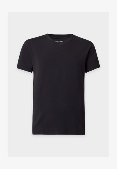 Απλό μαύρο T-shirt με κοντά μανίκια και V-λαιμόκοψη με μικρό διακριτικό λογότυπο στο αριστερό στήθος, εμφανισμένο σε ουδέτερο γκρι φόντο.