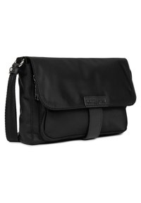 Borsa crossbody nera in nylon con chiusura a pattina, finitura testurizzata, tracolla frontale e dettaglio in pelle con logo. Presenta una forma semplice e rettangolare.
