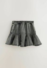 Gonna di jeans grigia con vita elastica, design a balze sovrapposte, orlo grezzo e cuciture a contrasto lungo le cuciture e le balze.