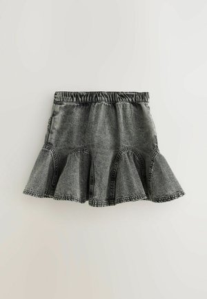 Pelēkā džinsa svārki ar elastīgu jostasvīru, daudzslāņu dizainu, neapstrādātu maliņu un kontrastējošām šuvēm gar šuvēm un slāņiem.