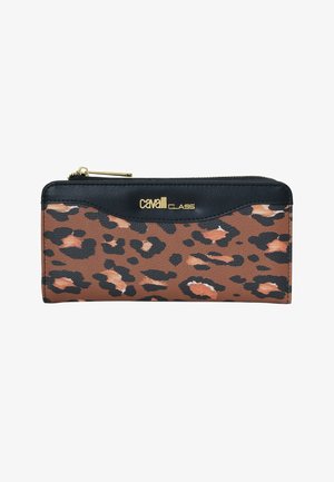 Portemonnee met bruin en zwart luipaardprint, zwarte rand, gouden ritssluiting en gouden "Cavalli Class"-logo aan de voorkant.
