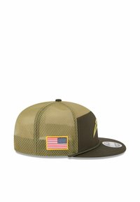 Olivgrüne Kappe mit Mesh-Rückseite, flachem Schirm, amerikanischem Flaggenabzeichen und strukturiertem Muster. Verfügt über einen Snapback-Verschluss und dezente Markenkennzeichnung.