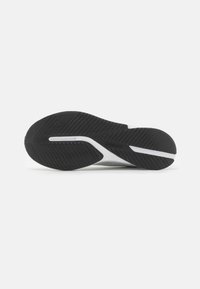 Sole di scarpa atletica nera con motivo testurizzato e accento bianco. Presenta un materiale in gomma durevole per aderenza e stabilità.