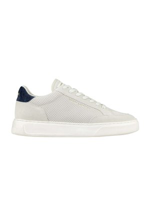 Sneaker in suede grigio perforato con un accento in pelle di colore blu navy testurizzato e suola in gomma bianca. Presenta lacci standard e un design a profilo basso.