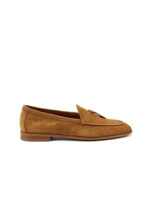 Mocasines de ante en color marrón claro con punta redonda, detalles de costura y un borlas decorativas. Presentan un bajo tacón de madera y una suela suave.
