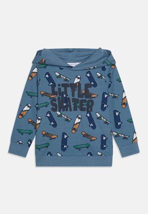 Niebieska bluza z kapturem o luźnym kroju, z wzorem skateboardowym w różnych kolorach oraz napisem "MAŁY SKATER" odważnymi, ciemnymi literami.