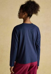 Marineblauses Hemd mit langen Ärmeln, rundem Ausschnitt und lockerer Passform, aus weichem Stoff gefertigt. Hat ein schlichtes Design ohne sichtbare Muster.