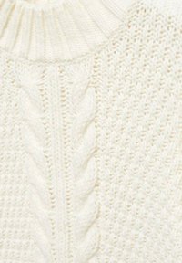 Pull blanc en maille torsadée avec col côtelé, motif texturé à points en relief et tissu lisse et doux.