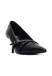 Scarpa con tacco alto in pelle nera con punta affusolata, dotata di un elegante cinturino alla caviglia e borchie in argento, che mette in risalto una texture liscia e raffinata.