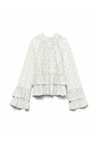 Hvit blondebluse med lange rysjeboblemermer og lagdelt design. Har en rund halslinning og et teksturert blomsterpattern.