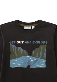 Schwarzer Pullover mit einem Grafik eines Flusses zwischen Klippen und einem Paddel, Text liest "Rausgehen und erkunden."