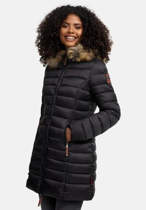 Manteau de motard noir avec un design matelassé horizontal, capuche doublée de fourrure, poches zippées et accents en cuir sur les manches et la poitrine.