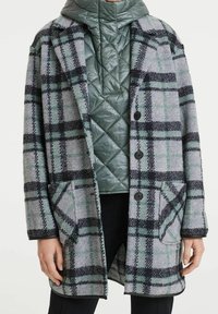 Abrigo de cuadro gris con acentos en negro y verde azulado, hecho de una mezcla de lana, con grandes bolsillos, dos botones y una chaqueta interior acolchada verde.