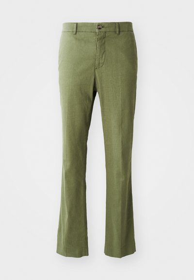 Olijfgroene linnen broek met een rechte pijp ontwerp, voorzien van een sluiting met een voorknoop en een subtiele textuur. Geen patronen of accenten.