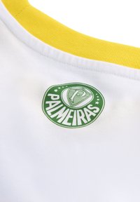 Hvid sportsjersey med en gul ribbet krave, der har et cirkulært grønt 'Palmeiras' logo på brystet.