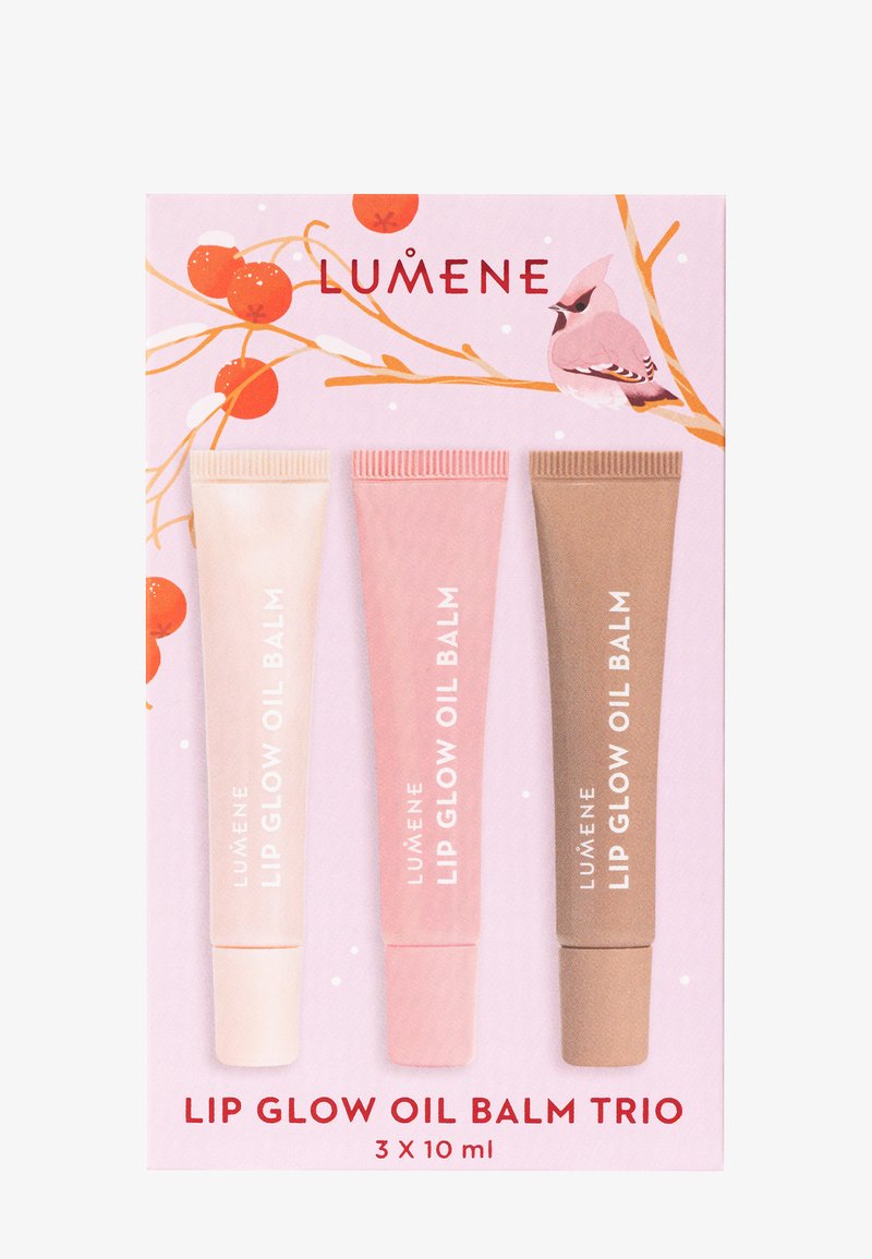 Lumene Lip Glow Oil Balm Trio med tre tuber i ljus beige, mjukt rosa och brun, mjatt yta, förpackad i en rosa dekorativ låda.