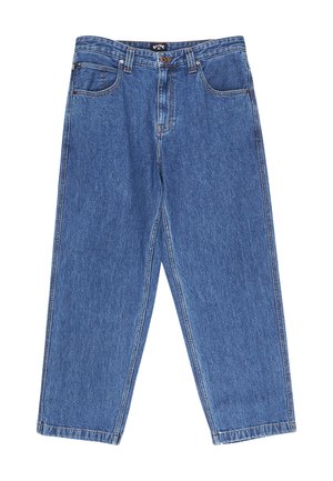 Blå højtaljede denimjeans med knaplukning, bæltestropper samt front- og baglommer, lagt fladt på en hvid baggrund.