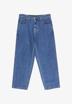 Blå højtaljede denimjeans med knaplukning, bæltestropper samt front- og baglommer, lagt fladt på en hvid baggrund.