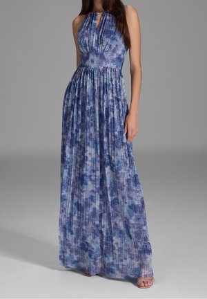 Maxikjole i blå og lilla nuancer, plisseret stof, halterneck med nøglehul, tætsiddende bodice, udvidet nederdel og minimale hardware-detaljer.