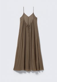 Robe sans manches en tissu léger. Elle présente un décolleté en V, des détails froncés avec un lien, et une silhouette évasée fluide.