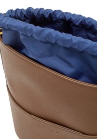 Borsa in finta pelle marrone con interno in tessuto blu arricciato. Presenta una superficie liscia e una tasca frontale con branding minimalista.