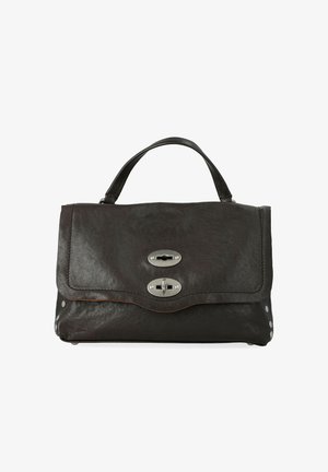 Borsa in pelle nera con design piatto, ferramenta argentata e due chiusure ovali. Presenta angoli arrotondati e borchie metalliche sui lati.