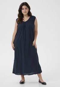 Navyblaues ärmelloses Maxikleid mit gerafften Schultern, einem V-Ausschnitt und lockerer Passform. Glatte Textur und leichtes Material.