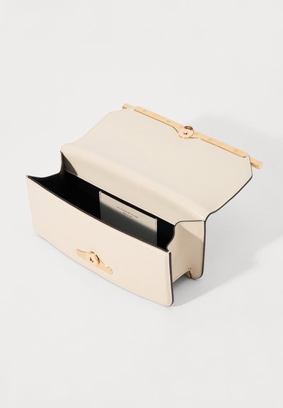 Victoria Beckham 202 CLUTCH - Alkalmi kézitáska - ivory