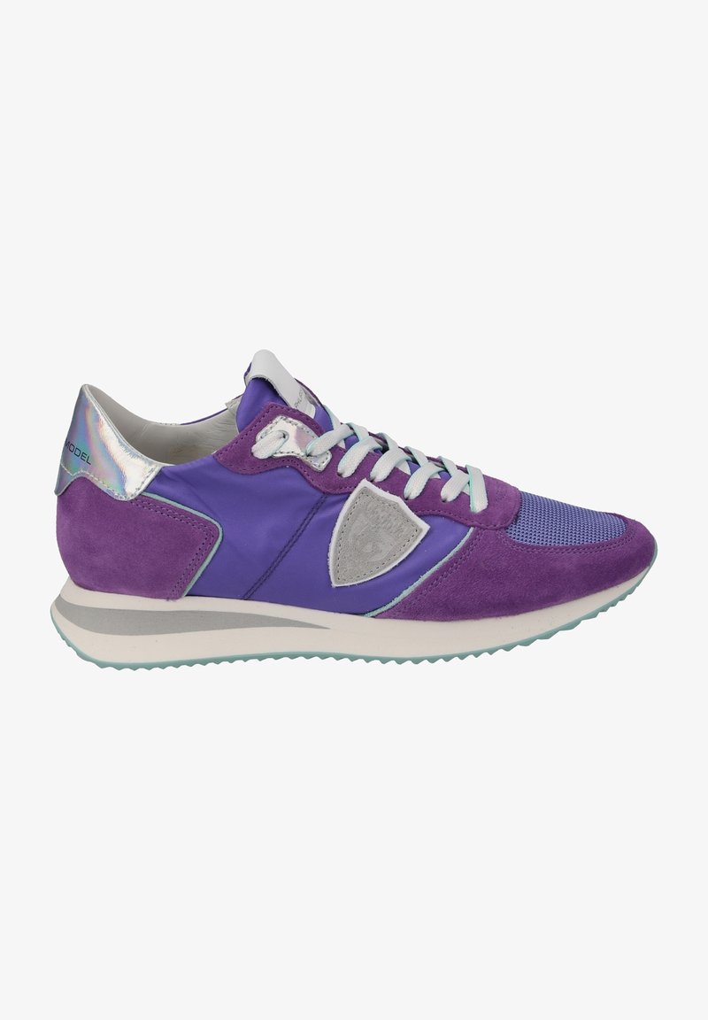 Sneaker viola con un mix di texture lisce e scamosciate, accenti riflettenti, dettagli in rete e un suola in gomma bianca e verde menta.