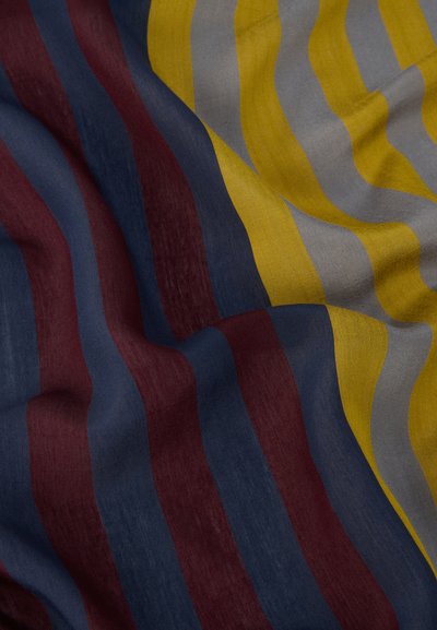 Ύφασμα με πτυχωτή υφή που φέρει κάθετες ρίγες σε βουργουνδί, ναυτικό μπλε, κίτρινο και γκρι χρώμα.