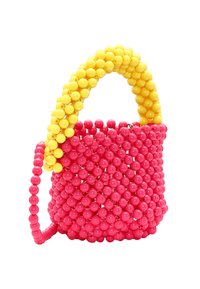 Różowa torebka zdobiona koralikami w zaokrąglonym kształcie, z żółtą rączką również zdobioną koralikami. Gładka, błyszcząca tekstura z ciasno ułożonymi okrągłymi koralikami.