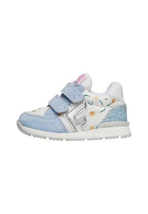 Baskets bleu clair avec des sangles Velcro, en matériaux en daim et synthétiques, base blanche, accents à pois et détail en paillettes sur le talon.