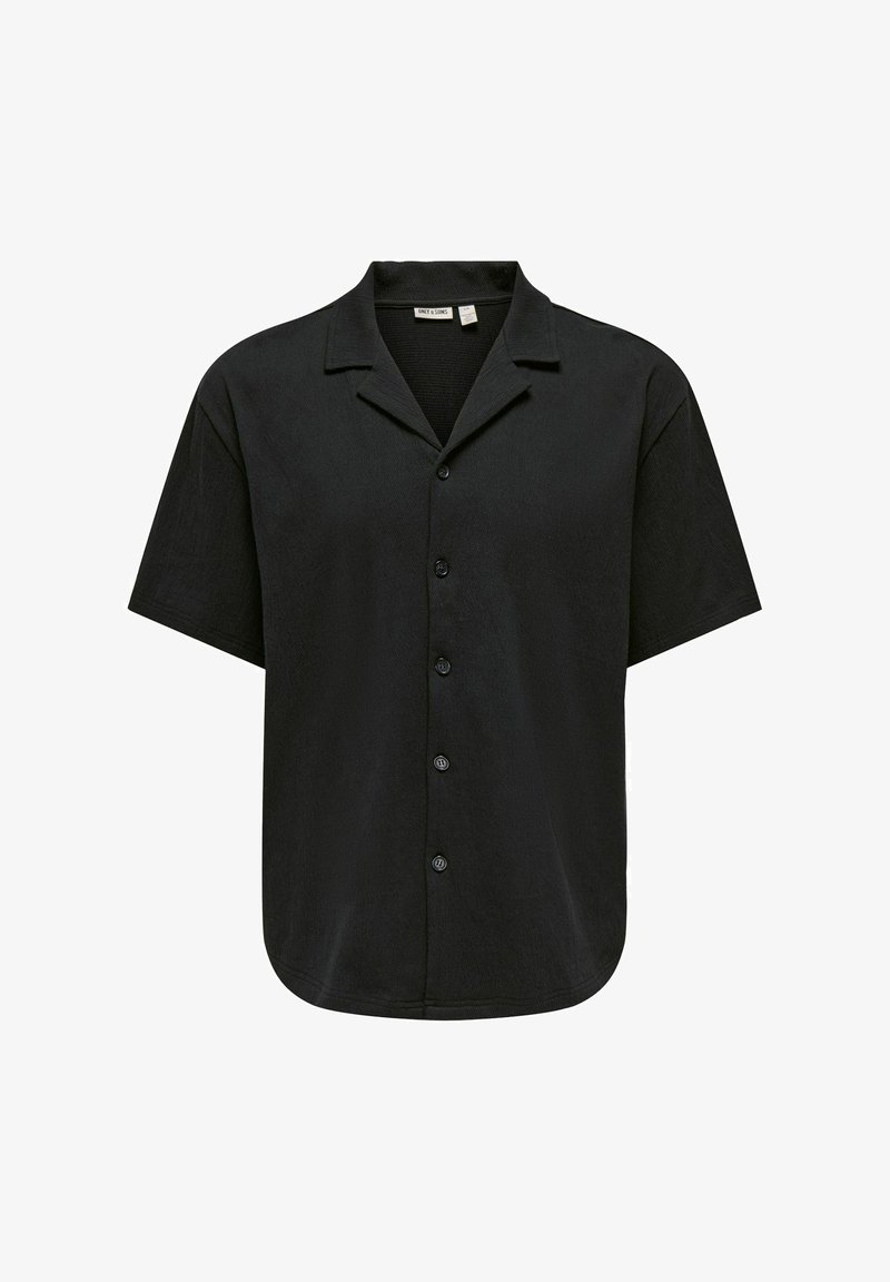 Chemise noire à manches courtes avec col camp, cinq boutons à l'avant et ourlet droit.