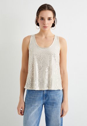 Top sin mangas color beige con embellishments de lentejuelas. Fit holgado, escote redondeado y dobladillo que cae justo por debajo de la cintura. Combinado con jeans azules.