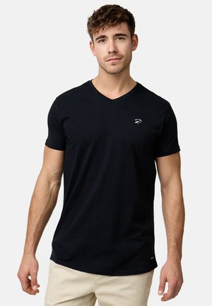 Sort bomulds V-hals t-shirt med et lille hvidt logo på brystet, korte ærmer, afslappet pasform og glat tekstur.