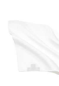 Biały materiał o gładkiej fakturze, uformowany w płynny sposób. Na dolnej krawędzi widoczny jest subtelny wzór w krzyż.