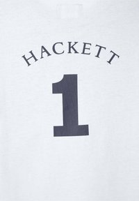 Hvid bomulds t-shirt med stor marineblå "HACKETT" tekst og nummeret "1" under det i et fedt, moderne skrifttype.
