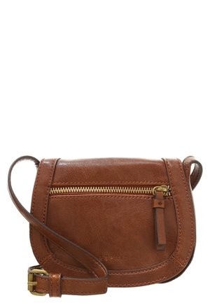 Bruine lederen crossbodytas met een voorvak met ritssluiting, verstelbare riem en details in goudkleurige rits en gesp.