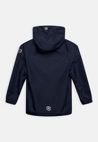 Marineblaue, wasserdichte Jacke mit Kapuze, elastischen Bündchen und einem Logo auf dem Rücken. Glatte Textur, keine sichtbaren Taschen.