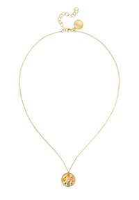 Gouden ketting met een delicate schakel en een ronde hanger, versierd met gekleurde stenen in roze, geel en turquoise, beveiligd met een sluiting.