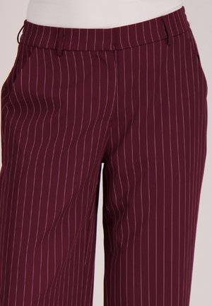 Bordeauxrode broek met een krijtstreepjespatroon, voorzien van een getailleerde pasvorm, zijzakken en een gladde textuur. Tailleband met middenhoogte en lussen voor een riem.