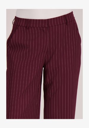 Bordeauxrode broek met een krijtstreepjespatroon, voorzien van een getailleerde pasvorm, zijzakken en een gladde textuur. Tailleband met middenhoogte en lussen voor een riem.