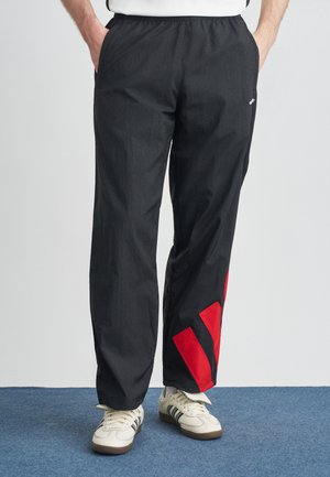 ARCH TRACK PANT - Παντελόνι φόρμας - black/better scarlet